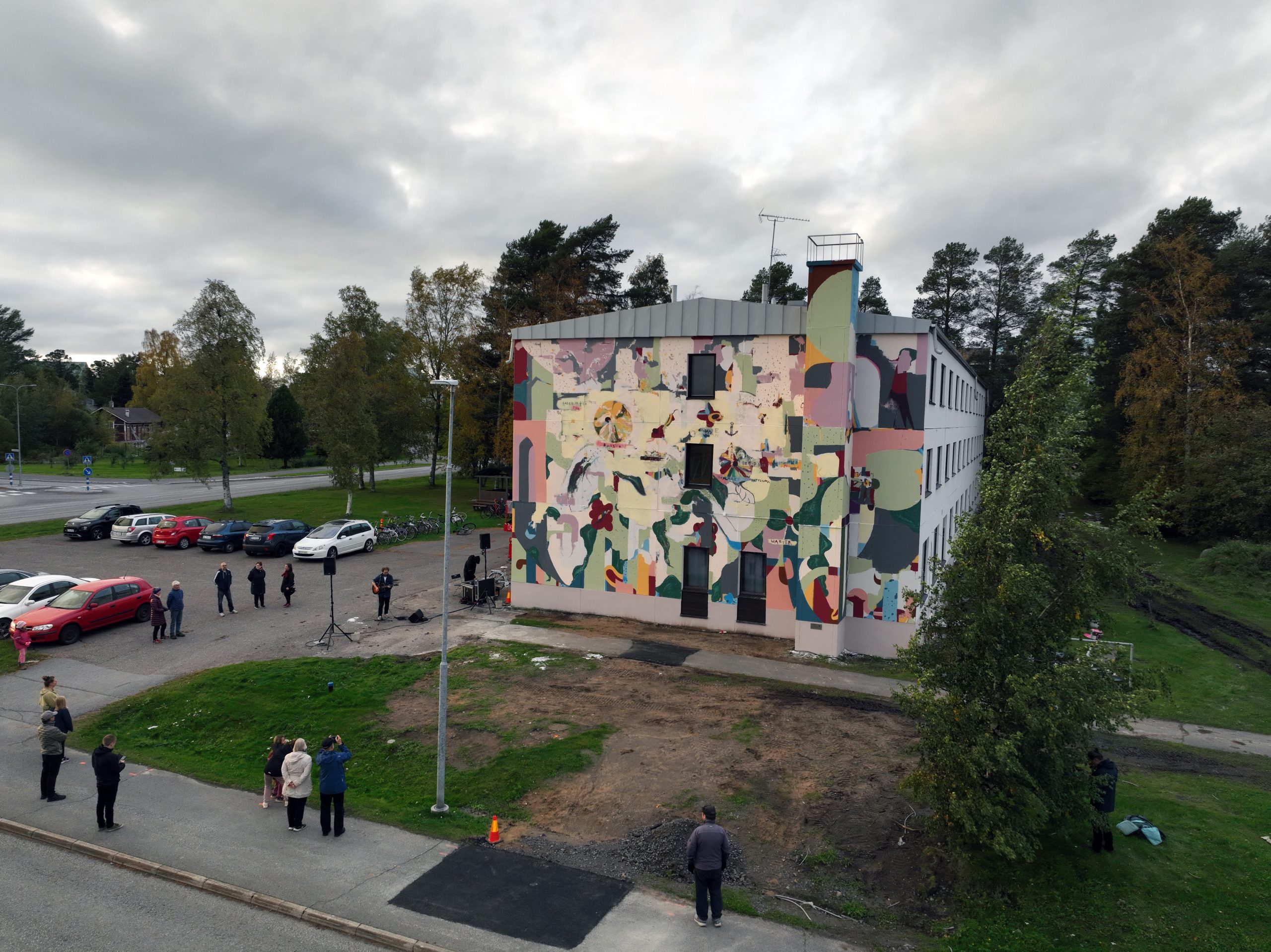 Mural References Raahe's first mural shows visual artist Kim Somervuori's painterly ...